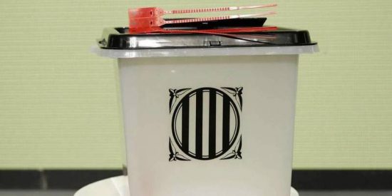 La Generalitat presenta las urnas chinas de pl&aacute;stico a 5 euros de su refer&eacute;ndum ilegal