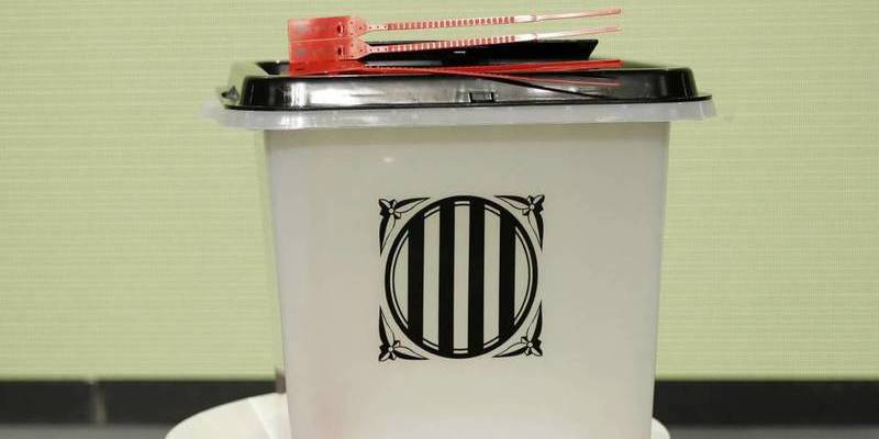 La Generalitat presenta las urnas chinas de pl&aacute;stico a 5 euros de su refer&eacute;ndum ilegal