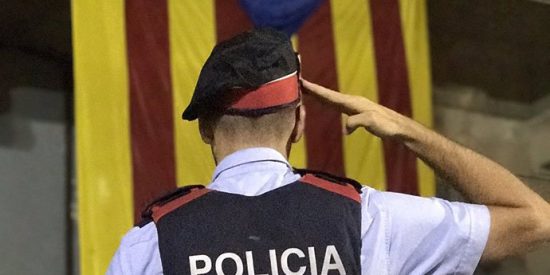 Los Mossos se pasan por la entrepierna la orden de la Fiscal&iacute;a de impedir el refer&eacute;ndum ilegal