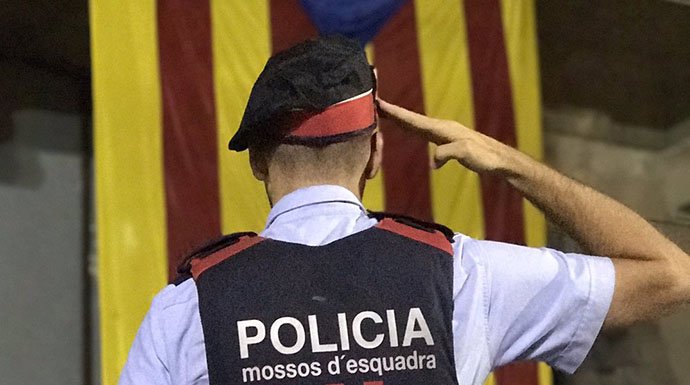 Los Mossos se pasan por la entrepierna la orden de la Fiscal&iacute;a de impedir el refer&eacute;ndum ilegal