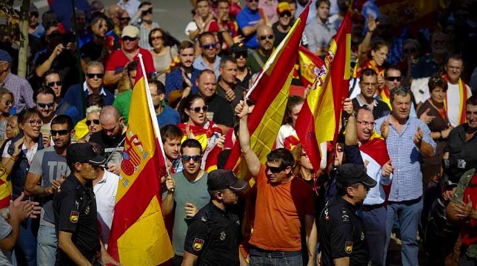 El cagueta de Garzón llama nazis a quienes enarbolan banderas de España ¡y le dan una buena purga en Twitter!