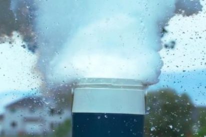 ¿Qué pasa si echas agua hirviendo sobre nitrógeno líquido?, pues exactamente esto