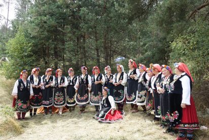 Miles asisten boda tradicional en Bulgaria