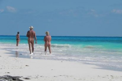 Nudistas &laquo;espantan&raquo; a gente con ba&ntilde;ador de la playa Rac&oacute; del Conill
