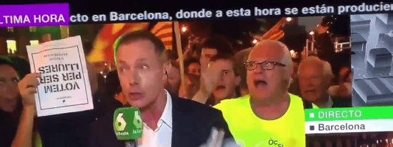 Con este soberano manotazo le arrancan a Hilario Pino el micr&oacute;fono en Barcelona