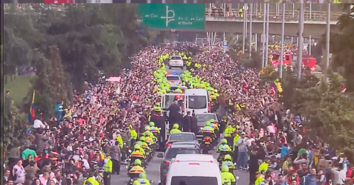 Toda Bogot&aacute; sale a la calle para despedirse del Papa Francisco