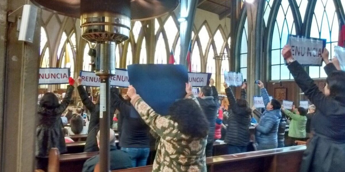Laicos de Osorno vuelven a protestar contra el obispo Barros