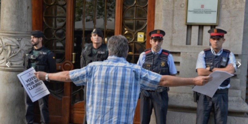 La Guardia Civil trinca a 16 'golpistas' y se incauta de 9 millones de papeletas para el ilegal 1-O