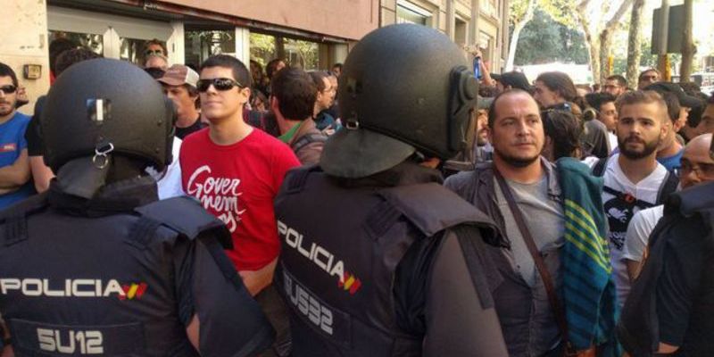 La Polic&iacute;a Nacional dispar&oacute; balas de fogueo para abrirse paso entre los independentistas que los cercaban en la CUP