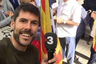 Un periodista de TV3 bota sobre el cap&oacute; de un coche de la Guardia Civil: "Nadie puede decirme nada"