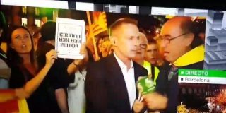 Con este soberano manotazo le arrancan a Hilario Pino el micr&oacute;fono en Barcelona