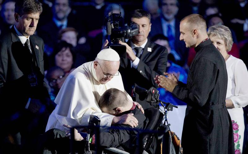 El Papa pide "garantizar la igualdad de oportunidades para todos"