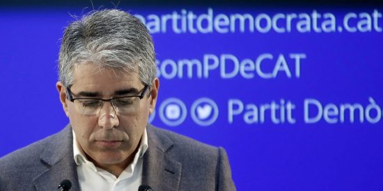 Francesc Homs pasa de cobrar 8.350 euros al mes a pedir dinero por WhatsApp porque le van a embargar por el 9N