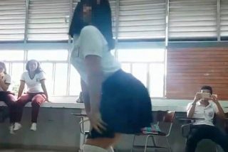 ¡Insólito!: Colegialas hacen este baile sexy en clase delante de profesores