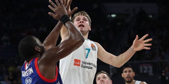 El niño Doncic y el titán Ayón rompen al Efes: 43 puntos y 62 de valoración