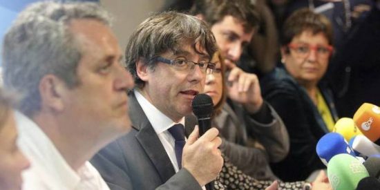 Un atolondrado Puigdemont no permite preguntas de medios españoles salvo TV3