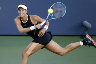 Garbi&ntilde;e Muguruza domina a Ostapenko en el torneo de 'maestras' en Singapur