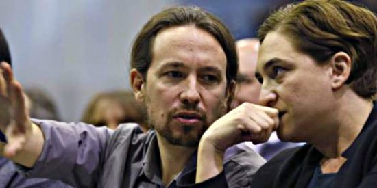 La antisistema Colau llama 'cobarde' a Rajoy y el chavista Iglesias dice que vuelve el 'Cara al Sol'