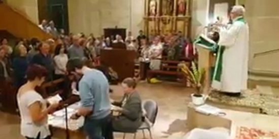 El cura de Vila-rodona. dando misa mientras votan sus feligreses en el refer&eacute;ndum ilegal del 1-O.