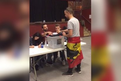 El joven que vot&oacute; en el refer&eacute;ndum catal&aacute;n, luciendo una bandera espa&ntilde;ola