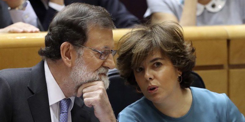 Rajoy delega en Soraya las funciones de la presidencia del Govern y los ministros asumen el resto de consejer&iacute;as