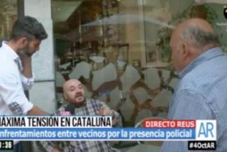 Magn&iacute;fica zurra a un independentista en un debate en plena calle