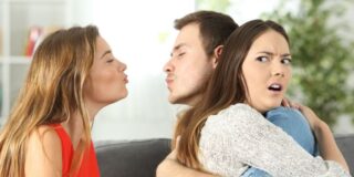 Los 10 indicios de que tu pareja te est&aacute; poniendo los cuernos