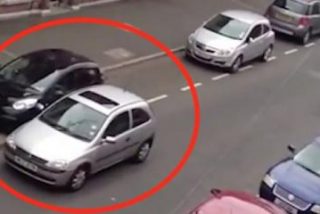 &iquest;No crees que aparcar en ese hueco es f&aacute;cil?; pues mira lo que hace este conductor