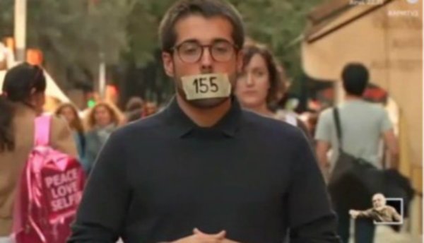 Victimismo a chorros en la 'neutral' TV3: un reportero simula estar amordazado por el 155