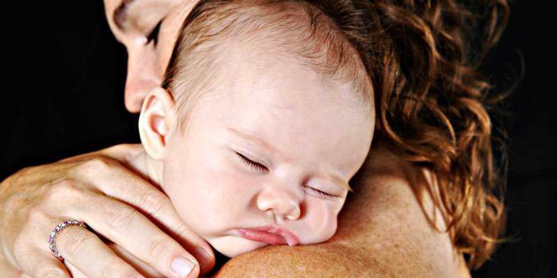 ¿Sabes por qué madres de todo el mundo alteran la voz para hablar a sus bebés?