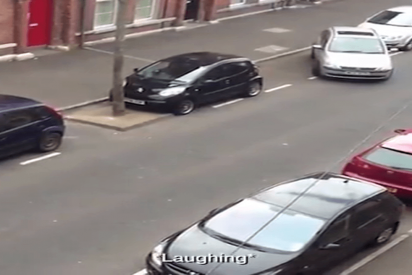 &iquest;No crees que aparcar en ese hueco es f&aacute;cil?...pues mira lo que hace este conductor