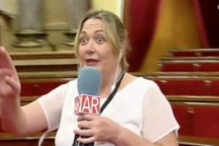 El show de Mayka Navarro col&aacute;ndose en el Parlament hasta que la echan