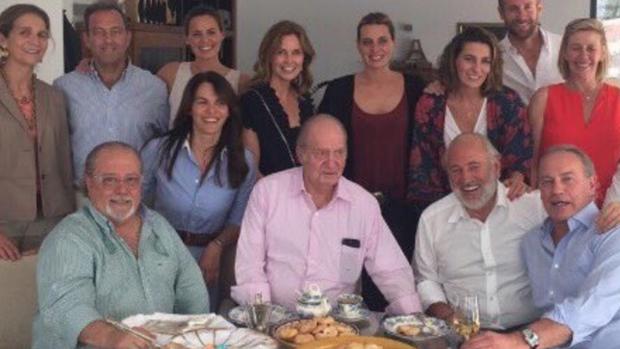 ¿Puede un amigo publicar una foto en la que salgo sin mi consentimiento?