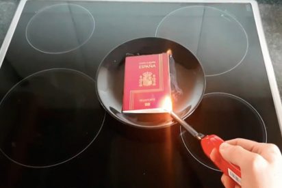 Los 'indepes' m&aacute;s tontarras queman los pasaportes y cortan el DNI