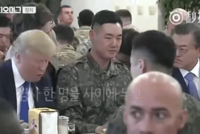 La inc&oacute;moda cena de un soldado surcoreano con Trump