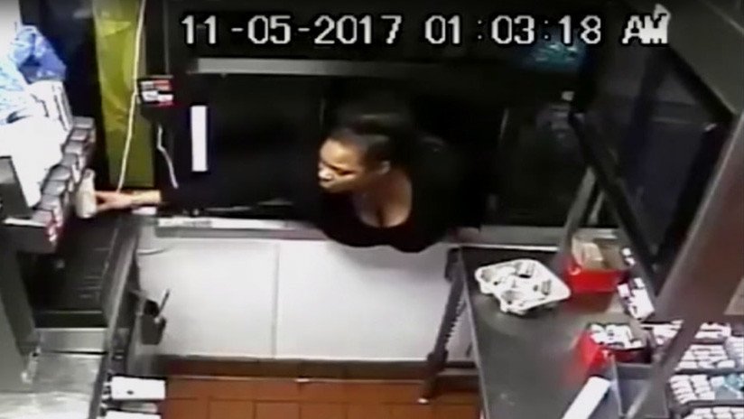 Mujer se cuela en McDonald's