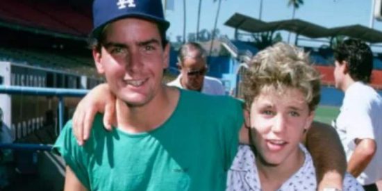 Charlie Sheen, acusado de abusar sexualmente de un niño de 13 años en 1986