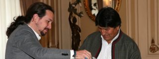 Los antimadridistas sacuden a Iglesias por este regalo a Evo Morales