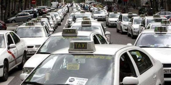 Huelga del taxi en toda España: los taxistas se plantan ante Fomento y exigen que elimine licencias de Uber y Cabify