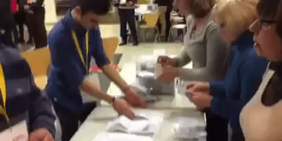 El incre&iacute;ble v&iacute;deo de los apoderados de ERC y la CUP &iexcl;contando votos de una urna el 21-D!