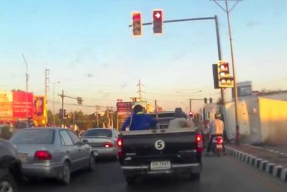 As&iacute; escap&oacute;, por los pelos, esta motorista, de terminar aplastada por un cami&oacute;n en Tailandia