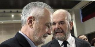 Chaves y Gri&ntilde;&aacute;n, expresidentes del PSOE andaluz, se sientan en el banquillo para el juicio de los ERE