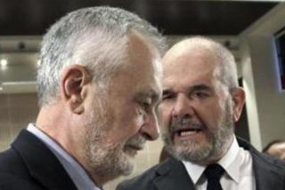 Chaves y Gri&ntilde;&aacute;n, expresidentes del PSOE andaluz, se sientan en el banquillo para el juicio de los ERE