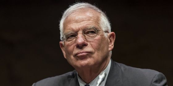 Josep Borrell se parte la crisma al resbalar en el hielo y su ambulancia choca camino del hospital