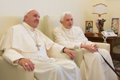 Francisco visita a Benedicto XVI para saludarlo por Navidad
