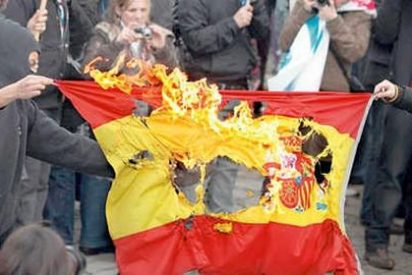 As&iacute; le parten la cara a un independentista por quemar una bandera de Espa&ntilde;a