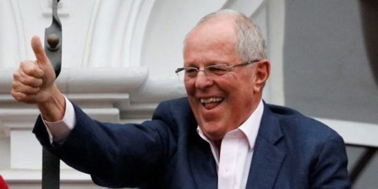 Kuczynski ofrece "reconciliación y reconstrucción" a Perú tras salvarse de ser destituido por el Congreso