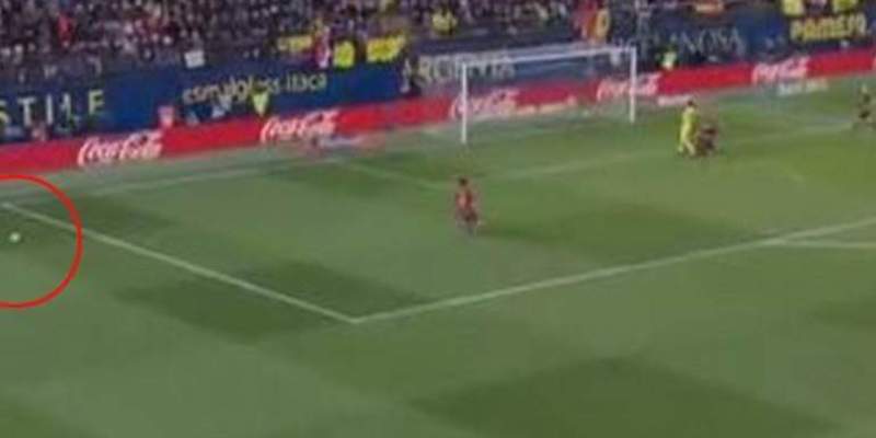 Leo Messi marc&oacute; su gol al Villarreal con dos balones sobre el c&eacute;sped
