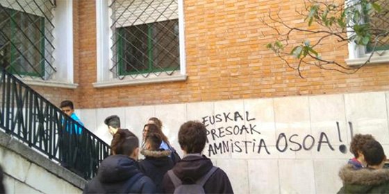La repugnante pintada a favor de ETA en un instituto tras la charla de una víctima del terrorismo