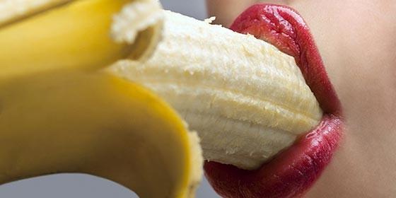 Una mujer comi&eacute;ndose un pl&aacute;tano